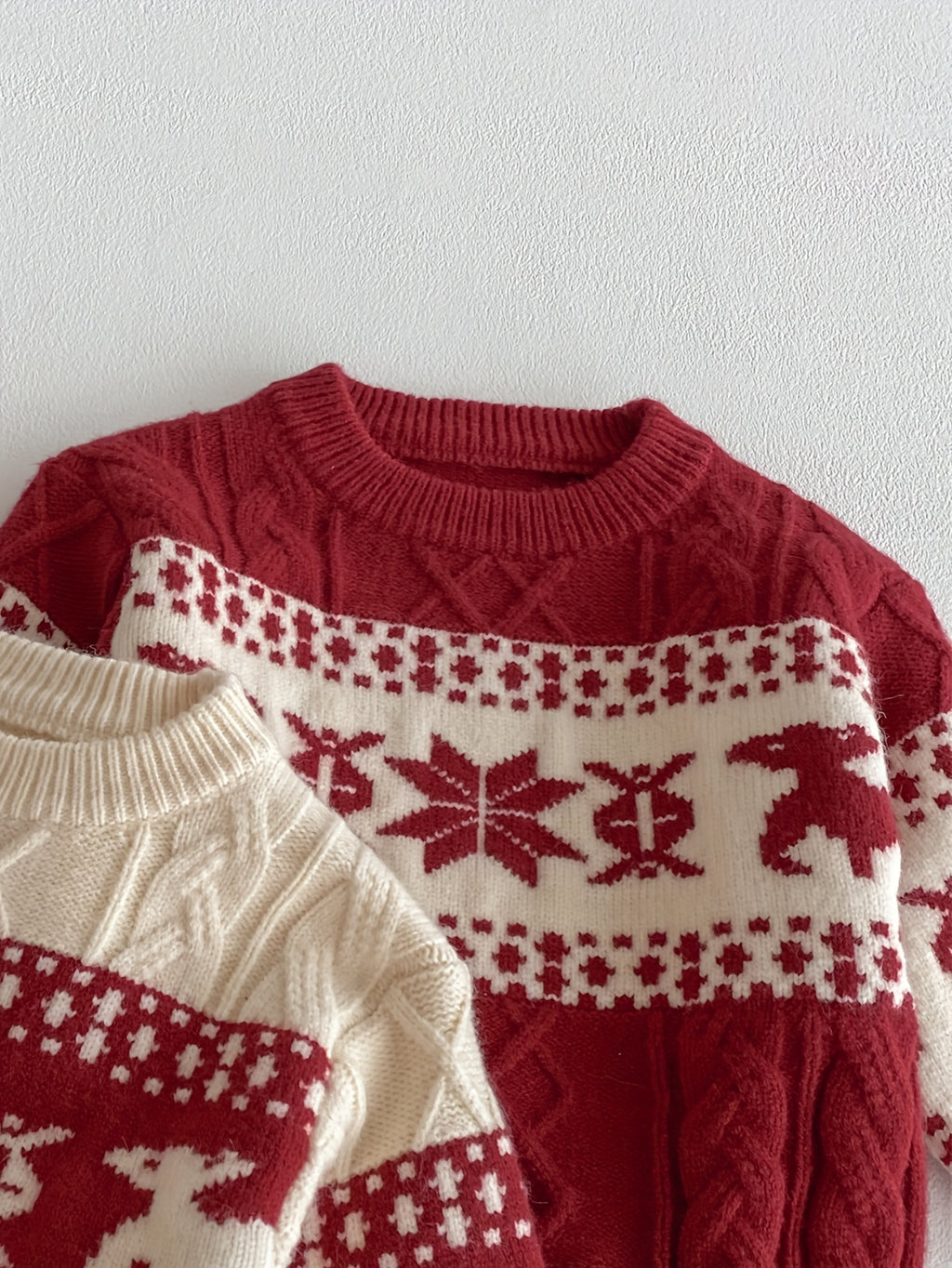 Detský zimný sveter – červený s vločkami a sobmi
