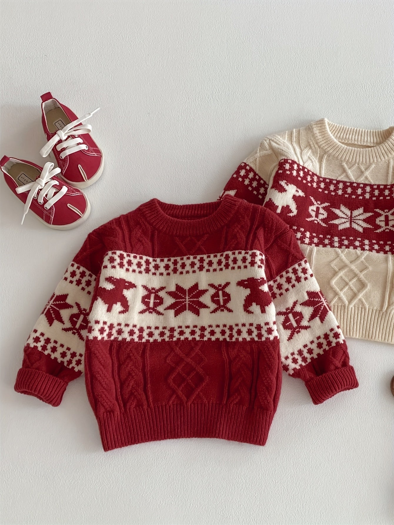 Detský zimný sveter – červený s vločkami a sobmi
