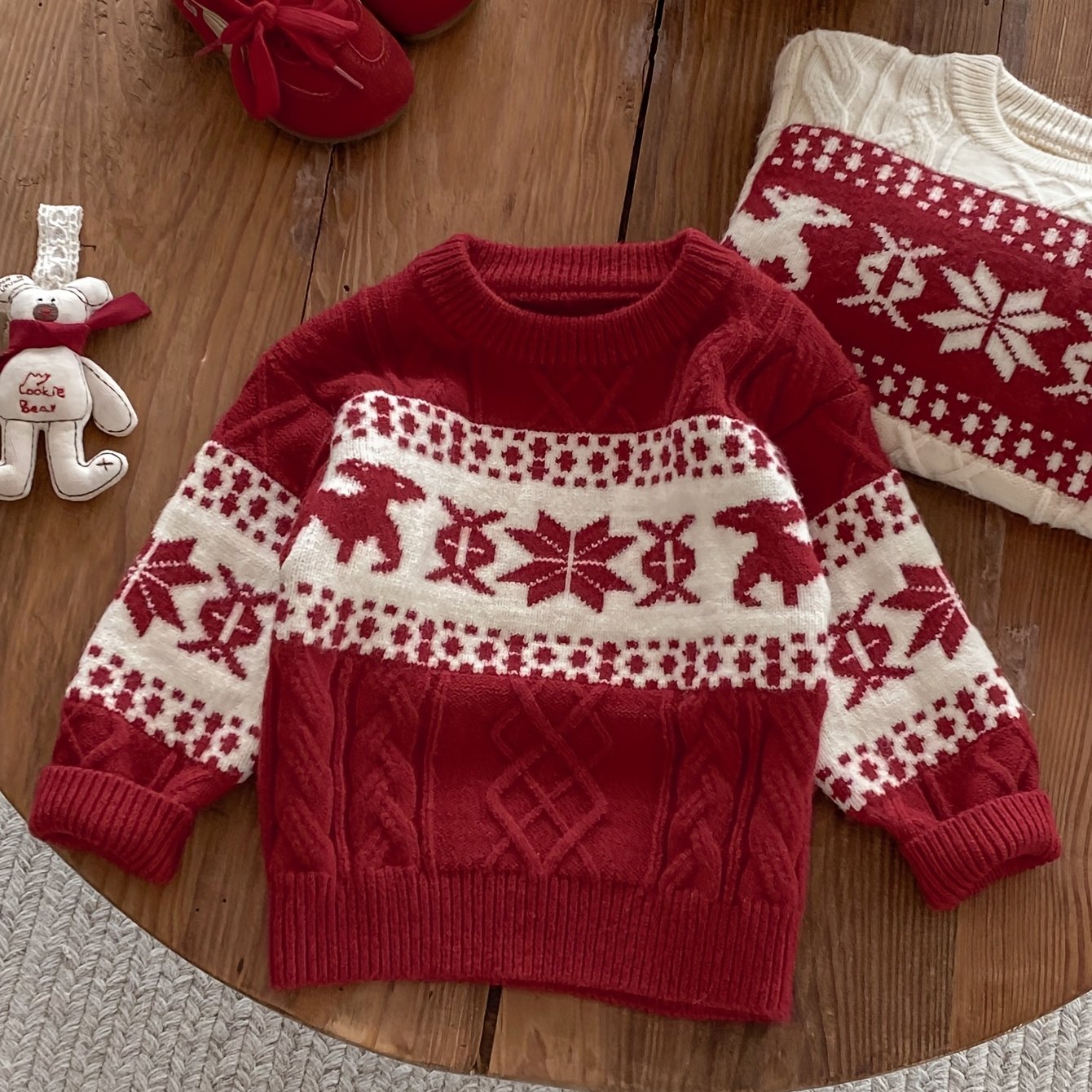 Detský zimný sveter – červený s vločkami a sobmi