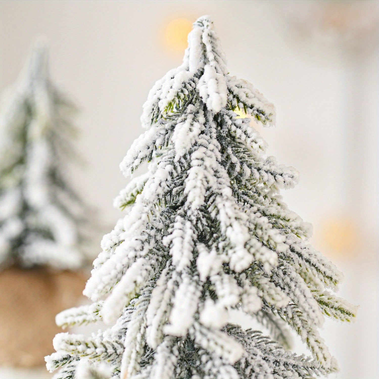 Umelý vianočný stromček – snehová dekorácia