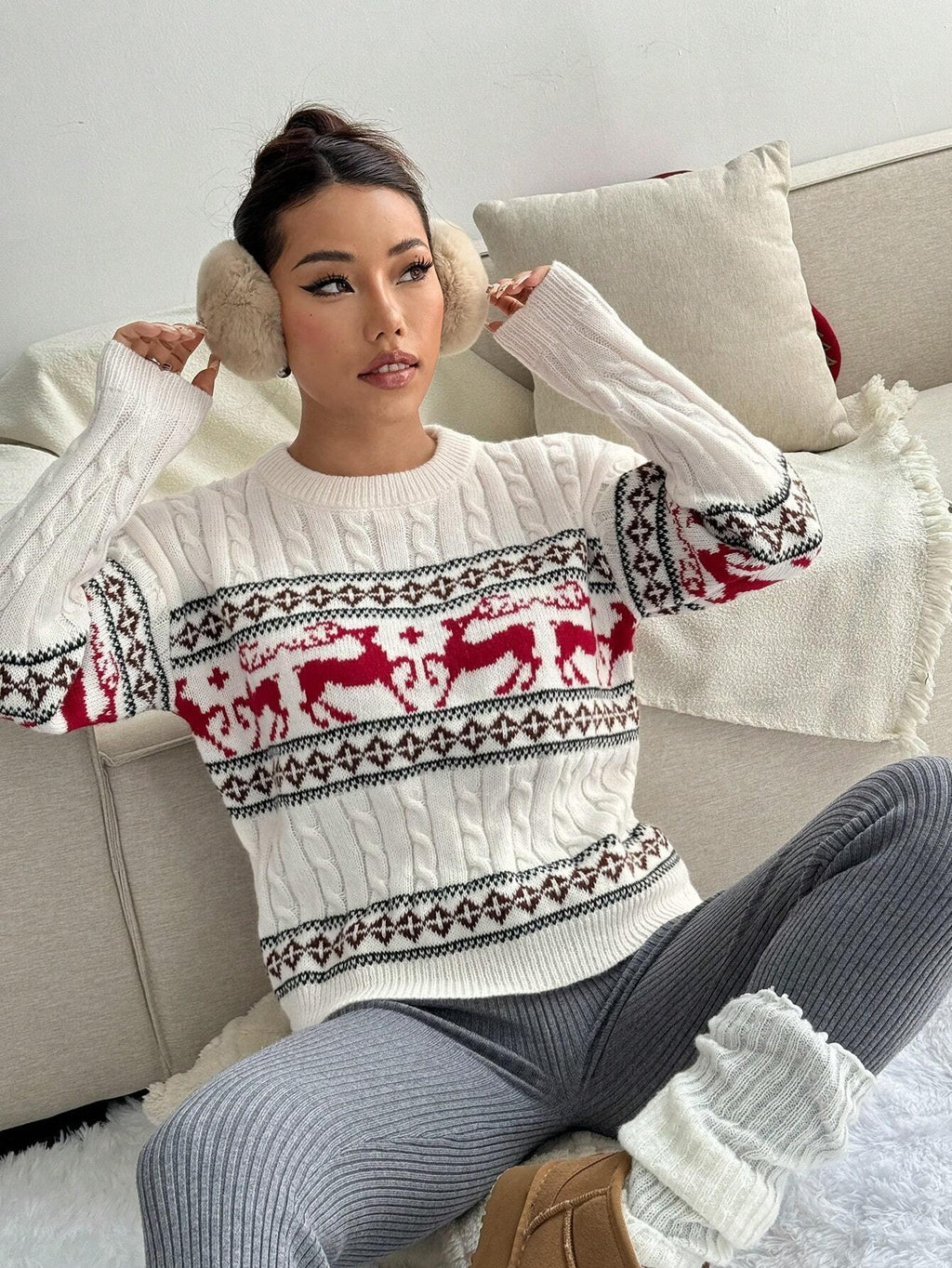 Dámsky elegantný sveter – červený sob a vločky