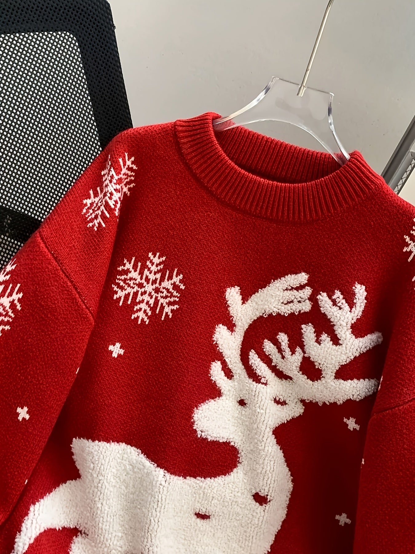 Dámsky červený vianočný sveter – s jeleňom