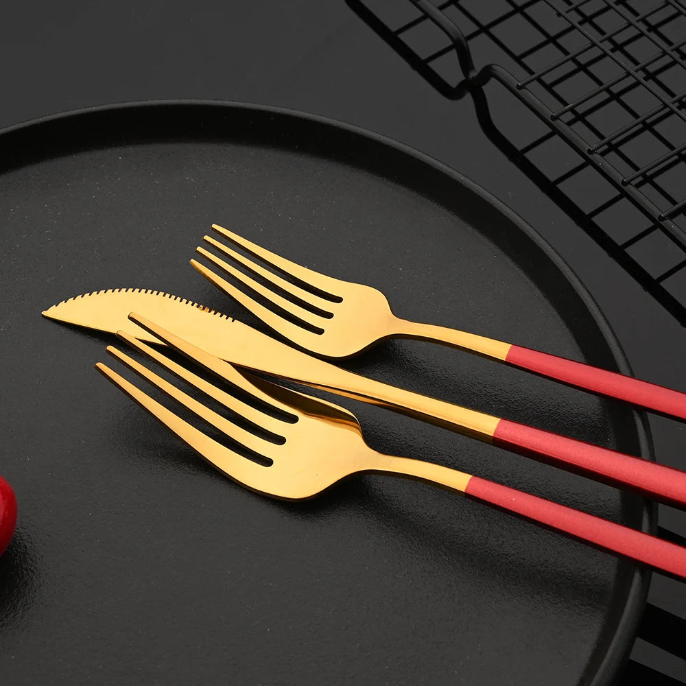 Súprava riadu – čierna a zlatá