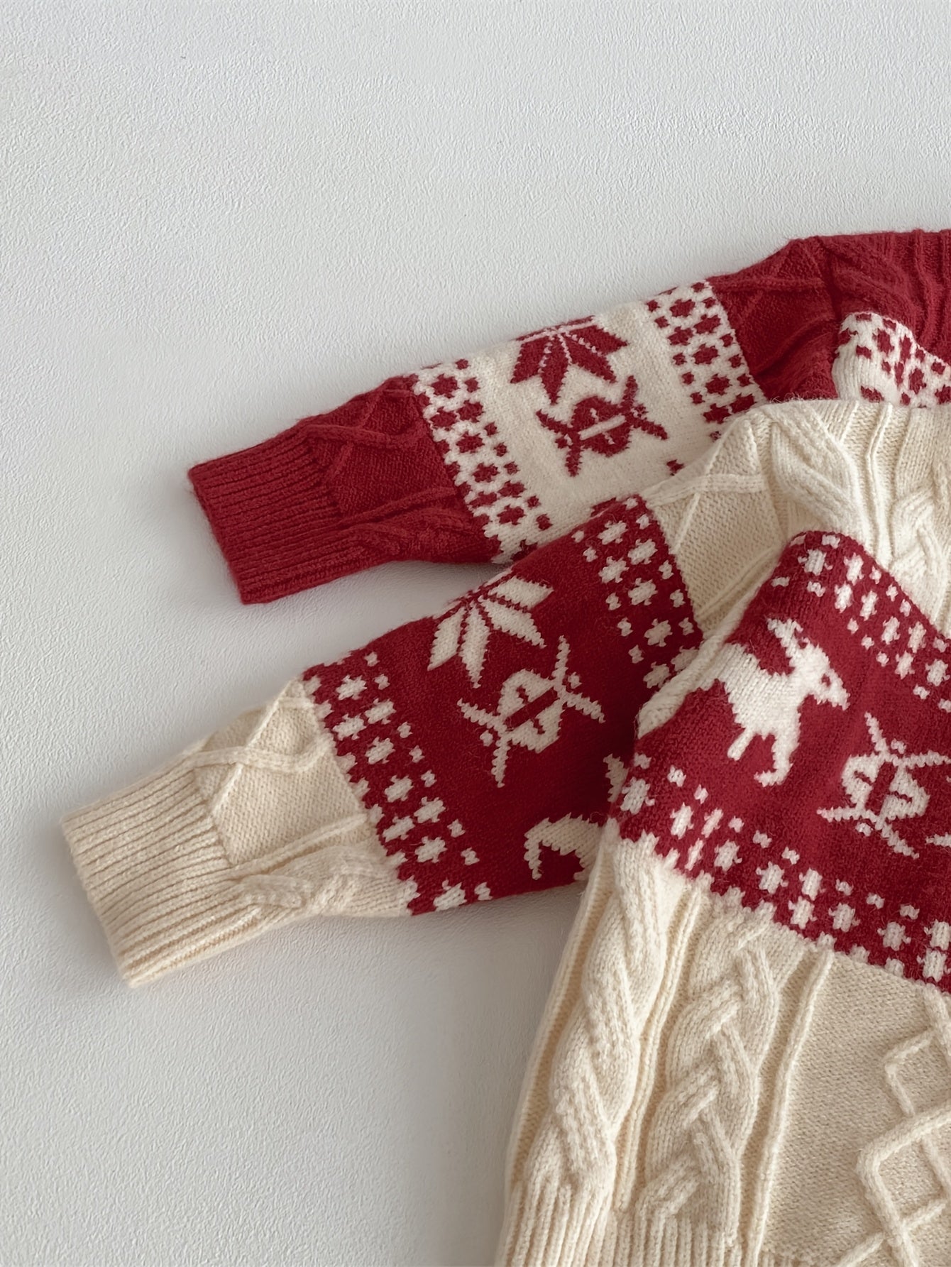 Detský zimný sveter – červený s vločkami a sobmi