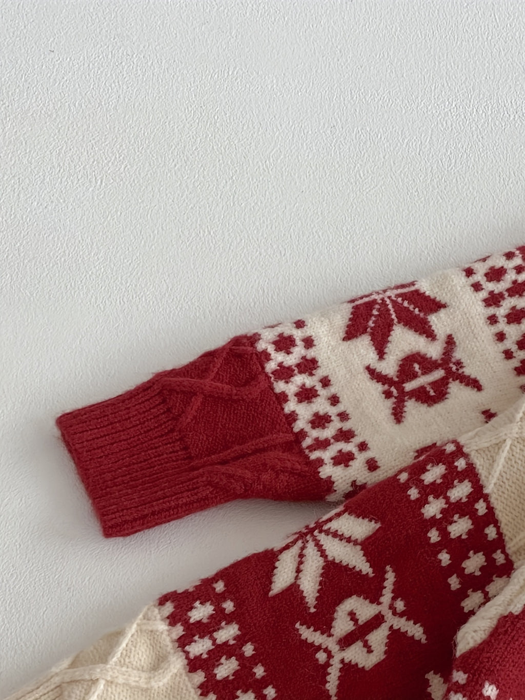 Detský zimný sveter – červený s vločkami a sobmi