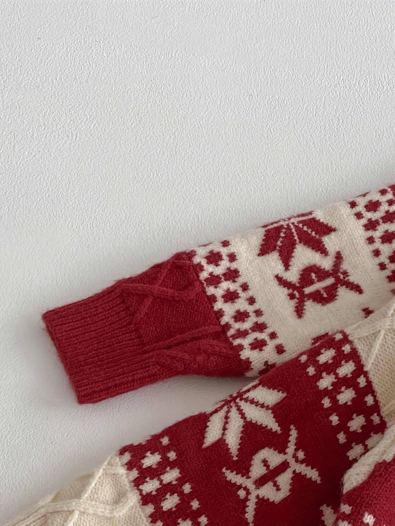 Detský zimný sveter – červený s vločkami a sobmi