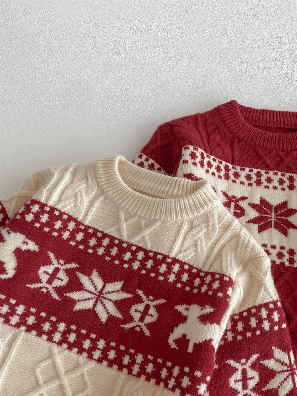 Detský zimný sveter – červený s vločkami a sobmi