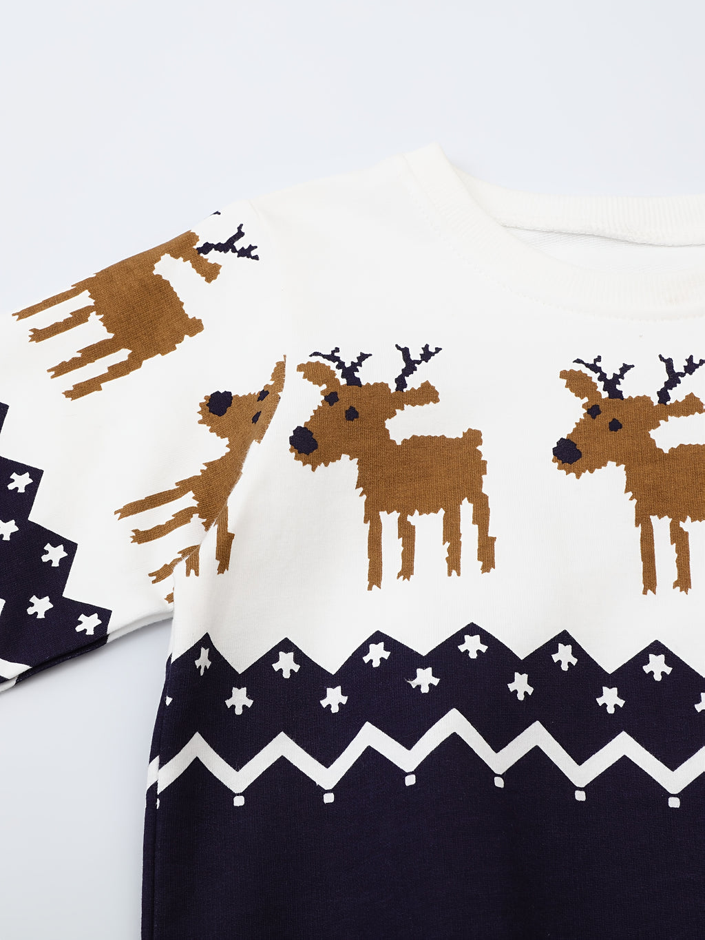 Vianočný sveter – s jeleňom a snehovými vločkami