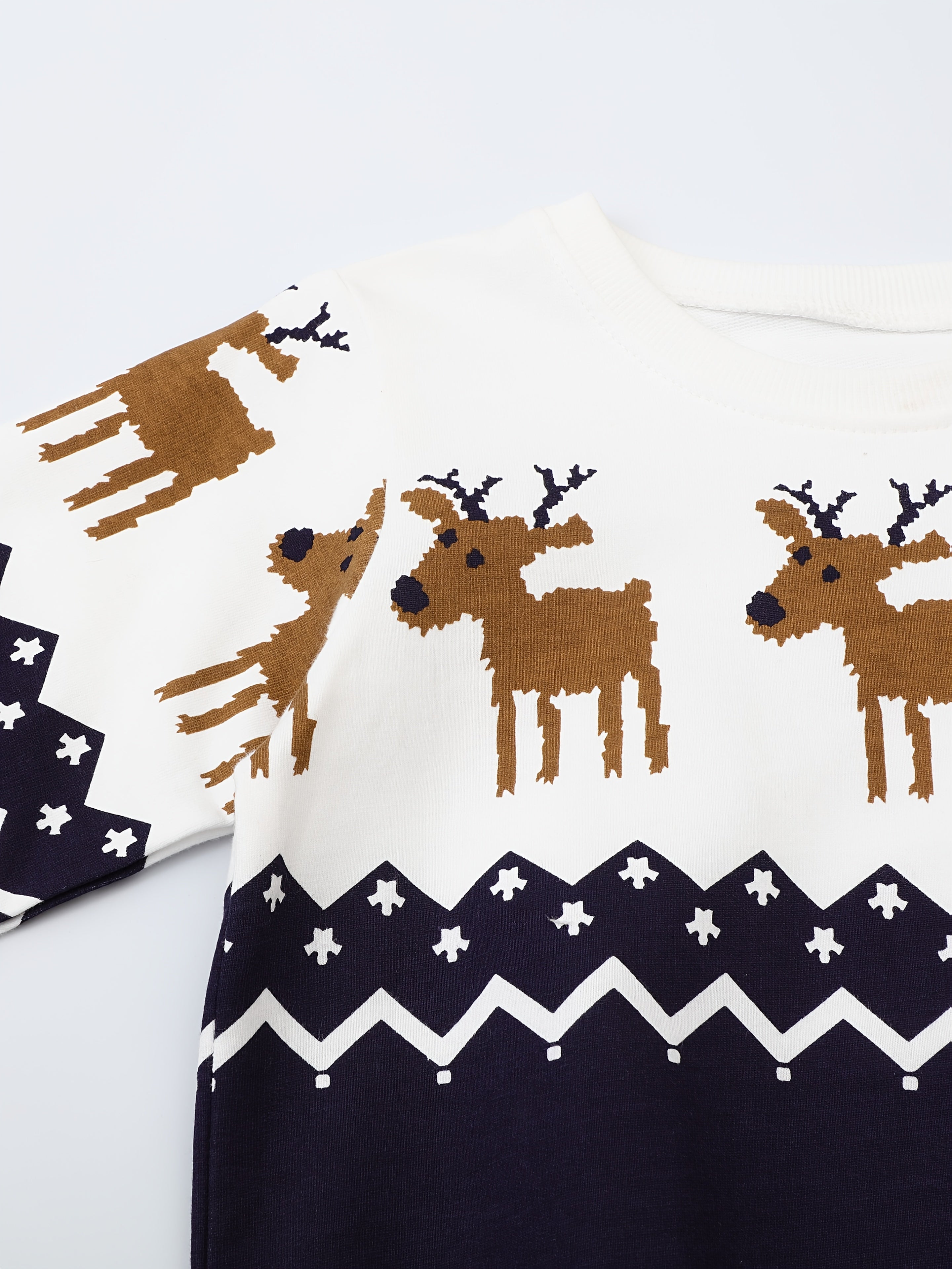 Vianočný sveter – s jeleňom a snehovými vločkami