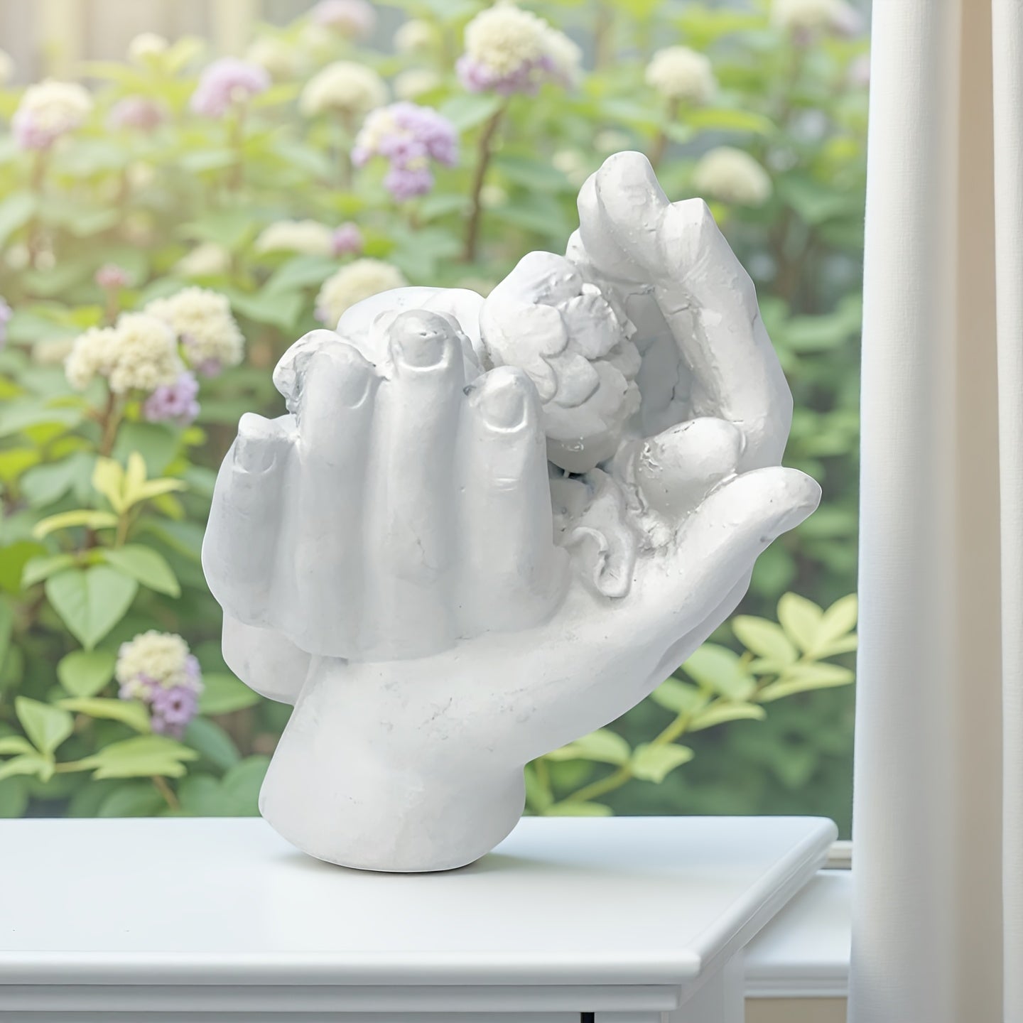 Socha anjela na dlani – biela