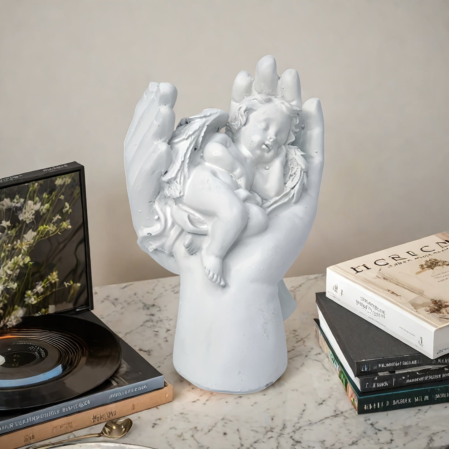 Socha anjela na dlani – biela